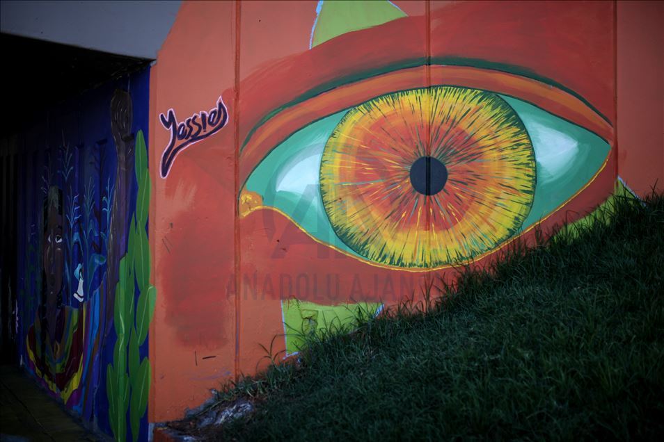 Kadınlar kolektifi tarafından Bogota'da güvenli olmayan köprü altlarında oluşturulan grafiti alanları