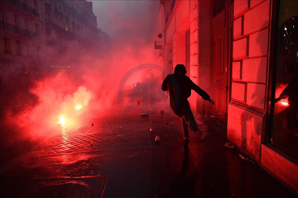 Protests continue in Paris
