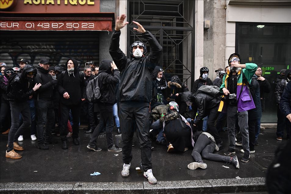Protests continue in Paris
