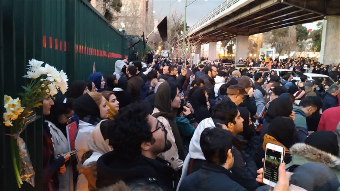 تظاهرات مردم ایران مقابل دانشگاه «امیرکبیر» در تهران