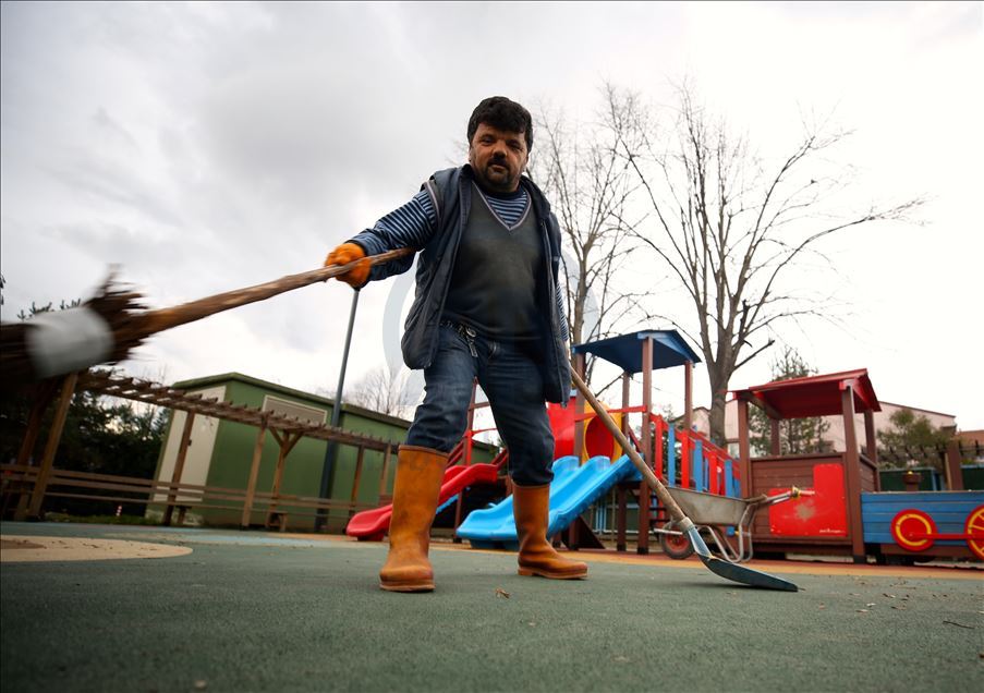 Düzceli "Çöpçüler kralı" sokakları temizlerken gönülleri kazanıyor
