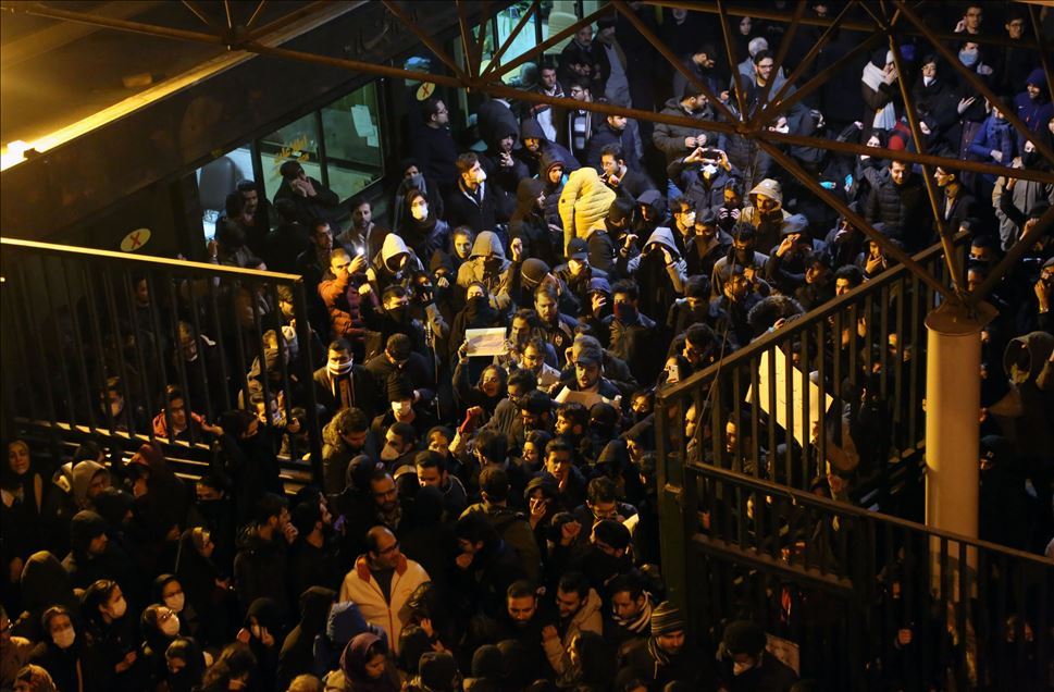تظاهرات مردم ایران مقابل دانشگاه «امیرکبیر» در تهران

