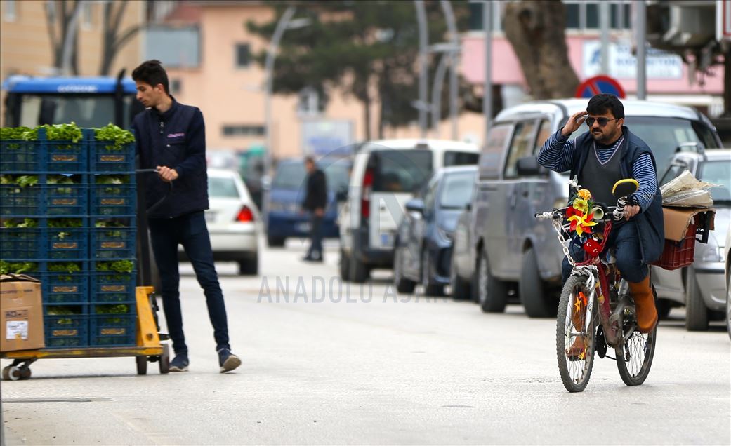 Düzceli "Çöpçüler kralı" sokakları temizlerken gönülleri kazanıyor
