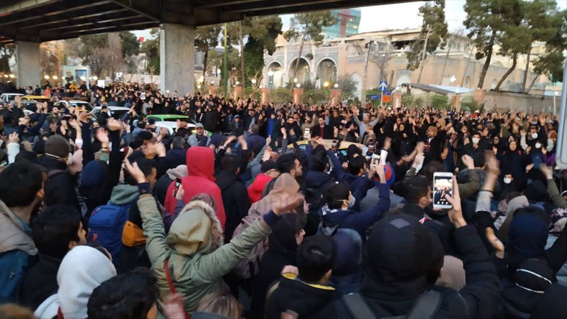 تظاهرات مردم ایران مقابل دانشگاه «امیرکبیر» در تهران