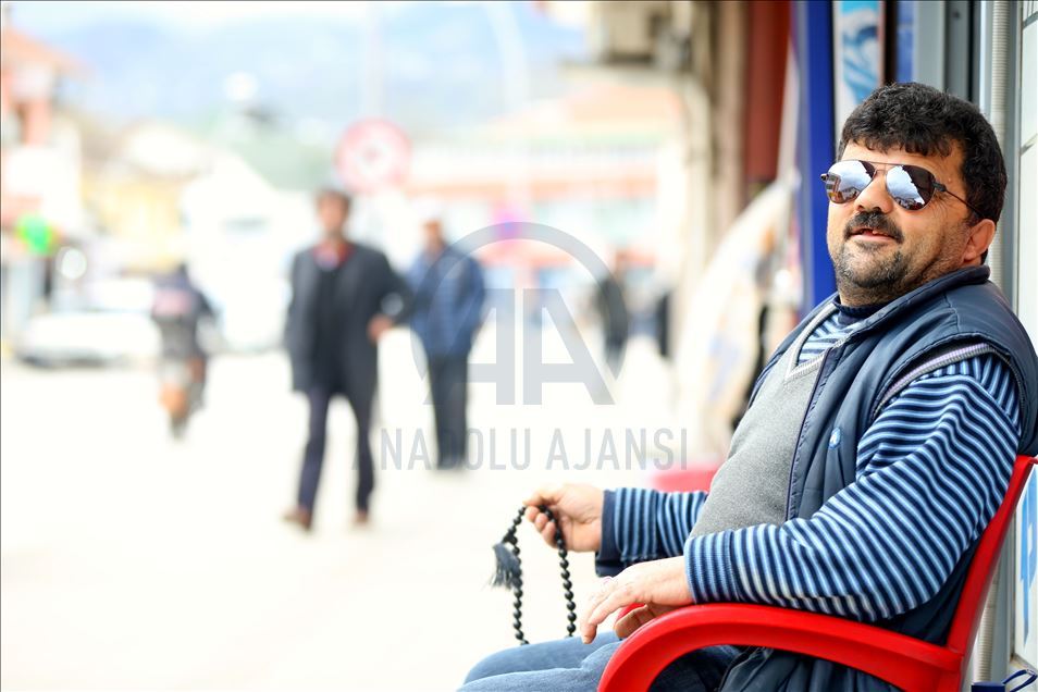 Düzceli "Çöpçüler kralı" sokakları temizlerken gönülleri kazanıyor

