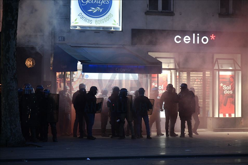 Fransa'da emeklilik reformuna karşı eylemler şiddete dönüştü