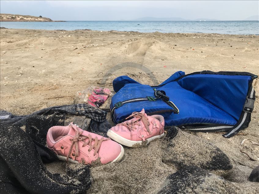 Potresno: More izbacilo na obalu cipelice i odjeću stradalih sirijskih mališana