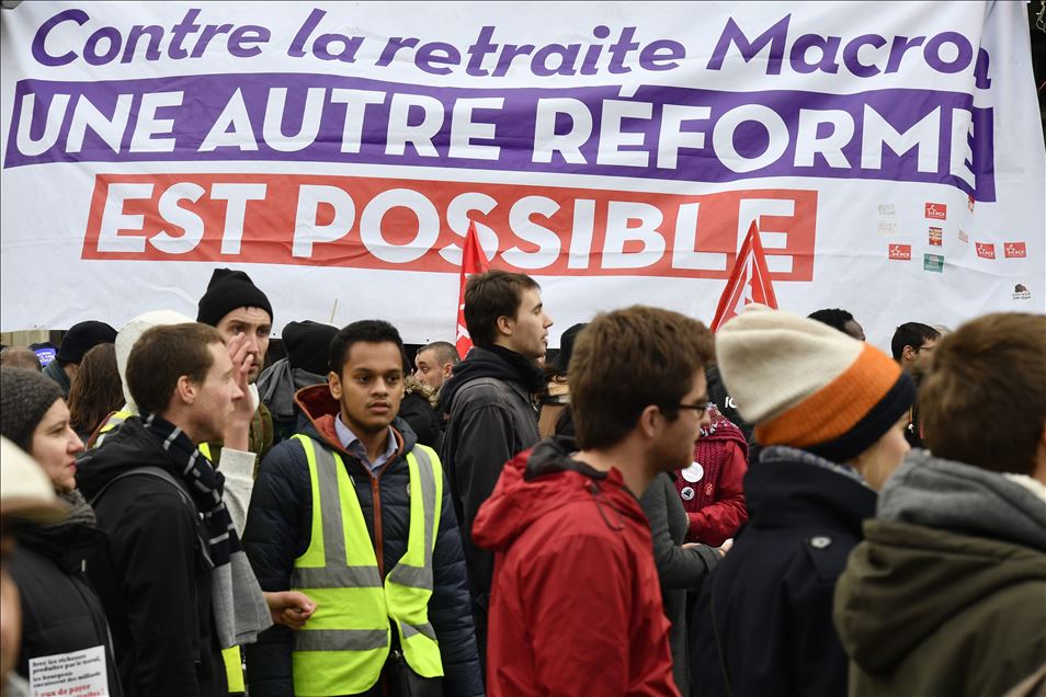 Protesta contra reformas a las pensiones en París