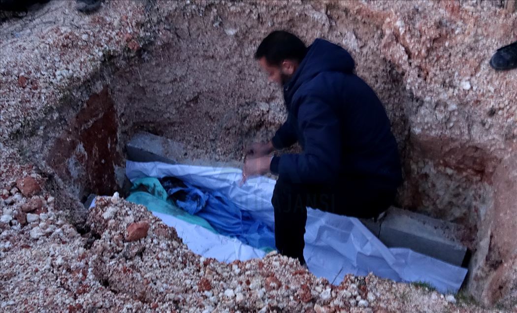 İdlibli aileler bombaların parçaladığı "minik bedenleri" arıyor
