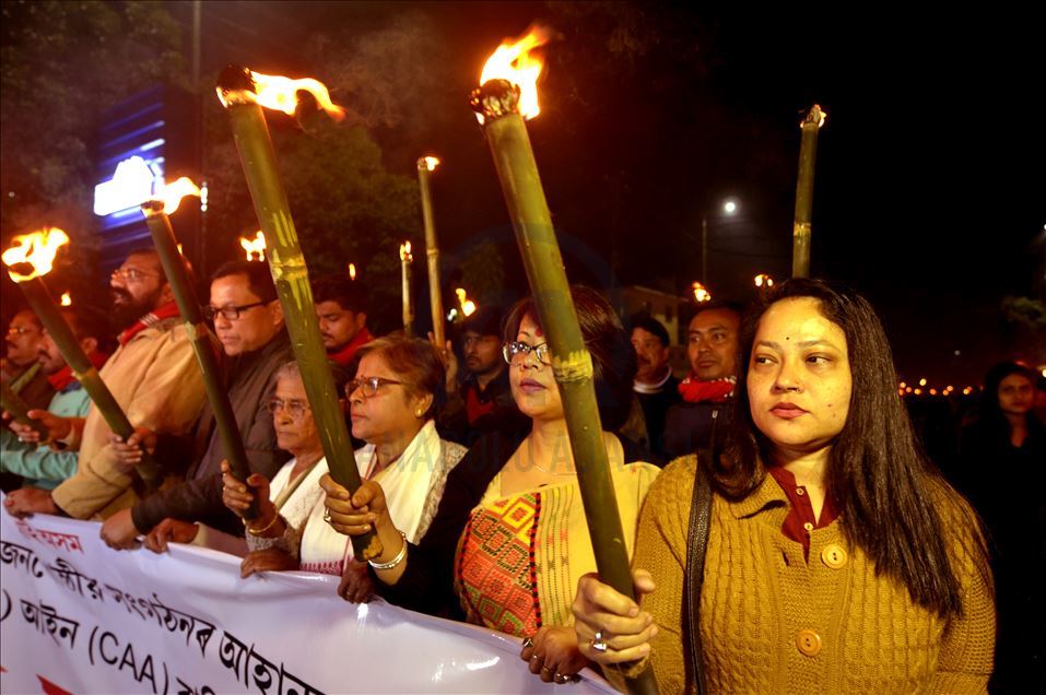 Protesta con antorchas contra ley de ciudadanía en India