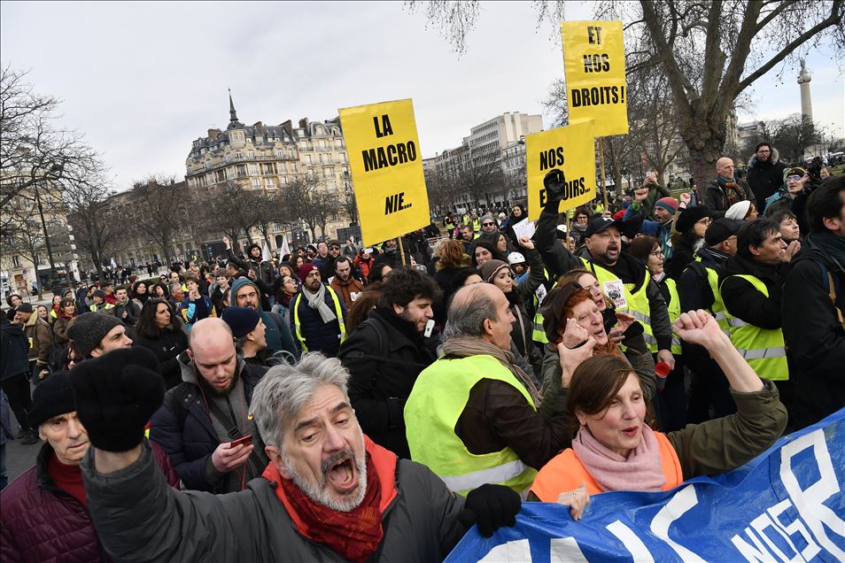 Protesta contra reformas a las pensiones en París