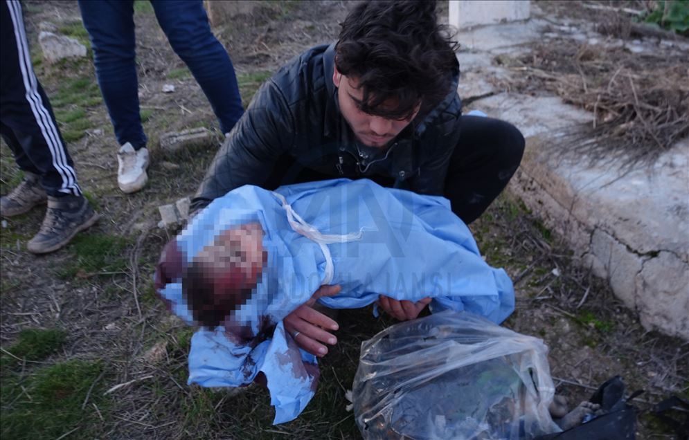 İdlibli aileler bombaların parçaladığı "minik bedenleri" arıyor
