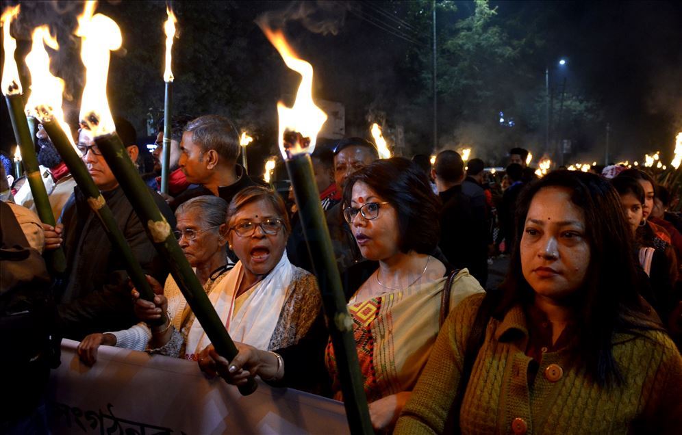 Protesta con antorchas contra ley de ciudadanía en India