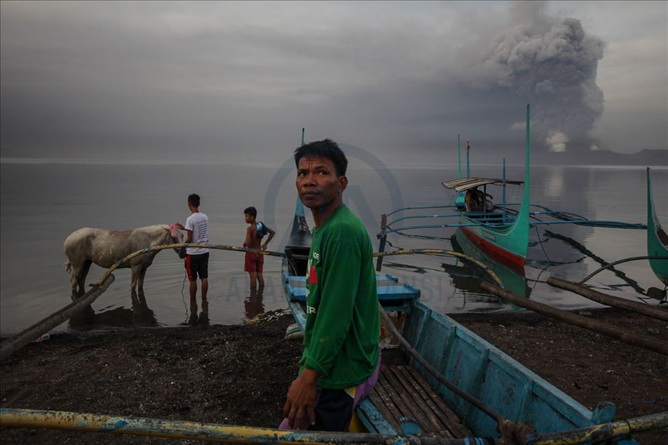 Letusan gunung berapi Taal di Filipina
