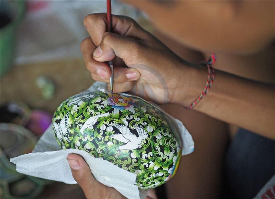 La tradición de pintar huevos en Bali, Indonesia