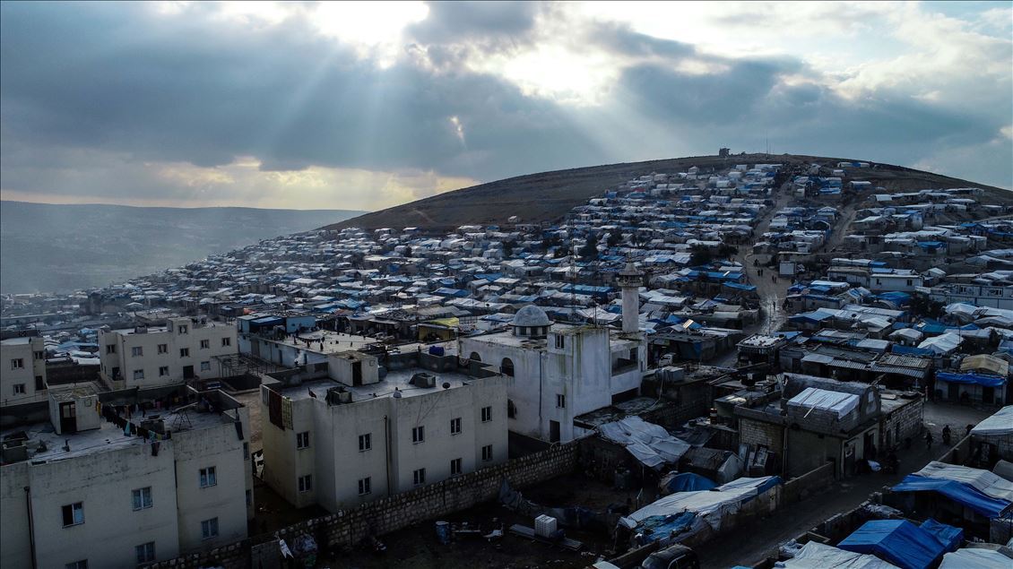وضعیت اسف‌ناک آوارگان ادلب؛ سه خانواده در یک چادر زندگی می‌کنند