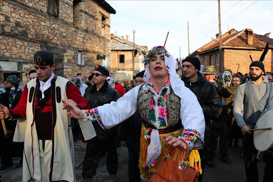 Me shfaqjen e maskave të ndryshme mbahet "Karnevali i Vevçanit"