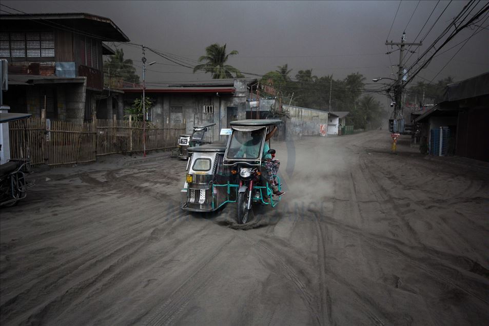 Filipine, evakuohen mijëra persona nga shpërthimi i vullkanit
