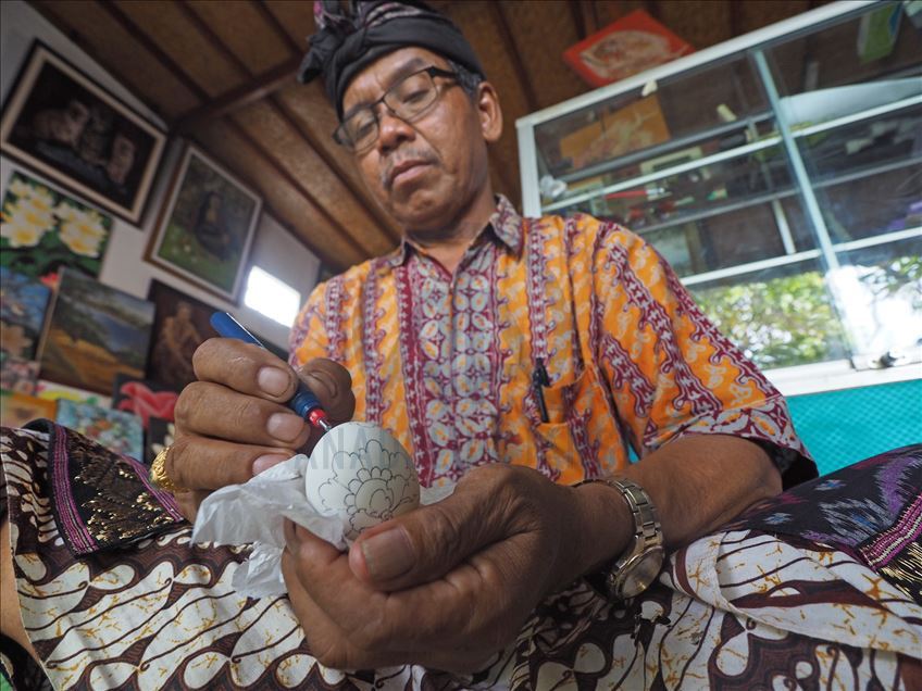 La tradición de pintar huevos en Bali, Indonesia