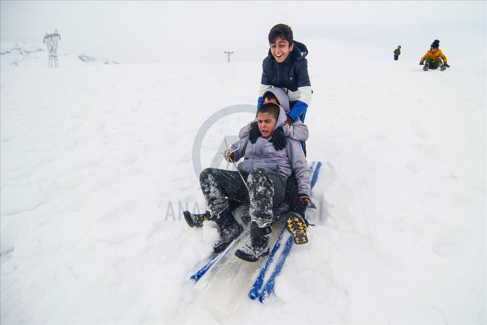 Los niños disfrutan de la nieve en Tunceli, Turquía
