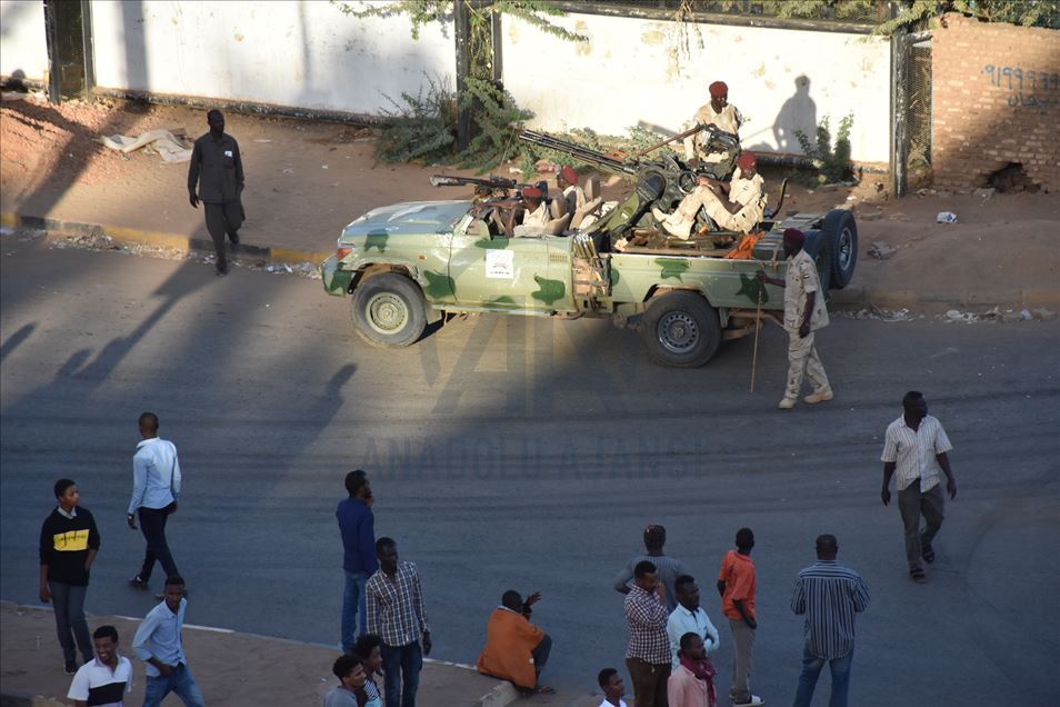 Haklarını alamadıkları gerekçesiyle istihbaratçıların yol kapattığı Sudan'da durum normale döndü
 