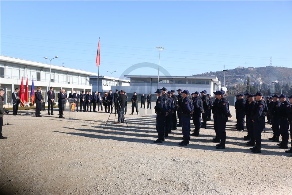 تركيا تقدم مركبات ومعدات للشرطة الألبانية
