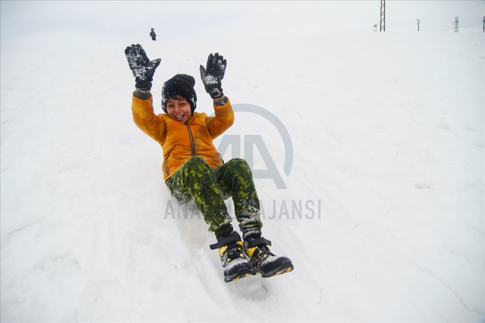 Los niños disfrutan de la nieve en Tunceli, Turquía