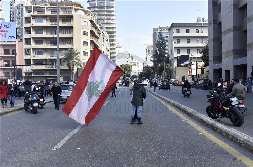 في تجدد للحراك اللبناني.. محتجون يغلقون طرقات بعدة محافظات
