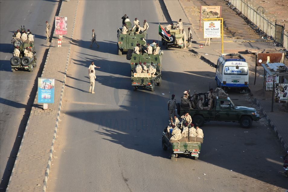 Haklarını alamadıkları gerekçesiyle istihbaratçıların yol kapattığı Sudan'da durum normale döndü
 