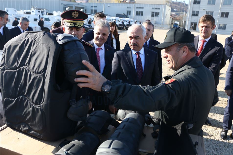 تركيا تقدم مركبات ومعدات للشرطة الألبانية
