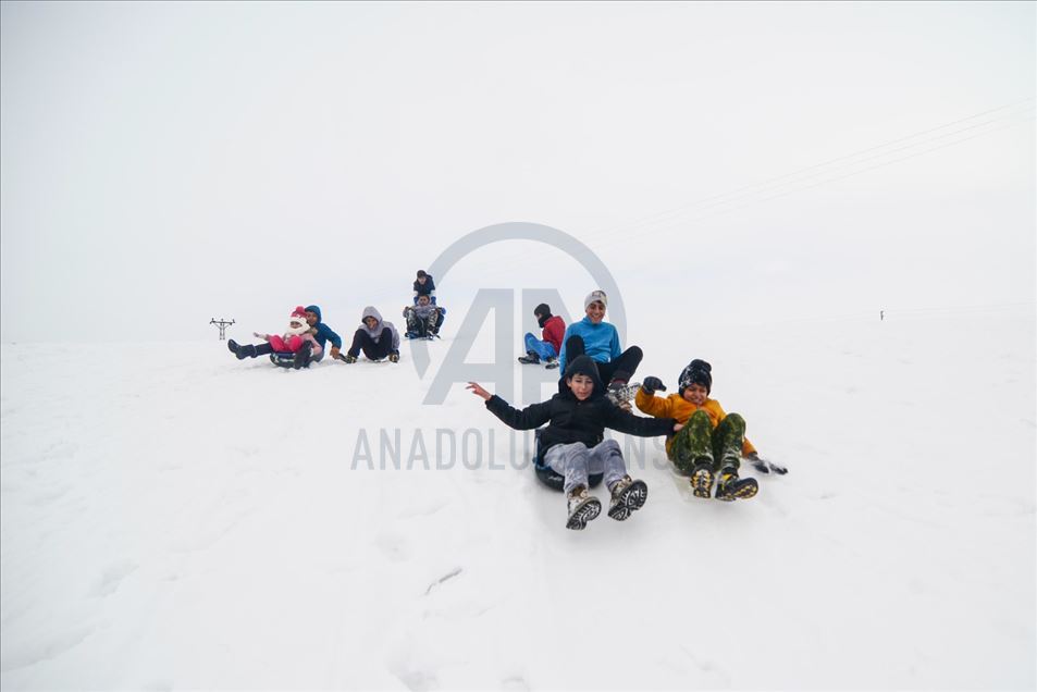 Los niños disfrutan de la nieve en Tunceli, Turquía