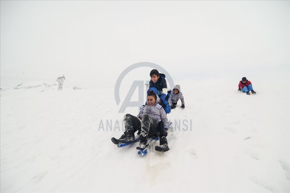 Los niños disfrutan de la nieve en Tunceli, Turquía