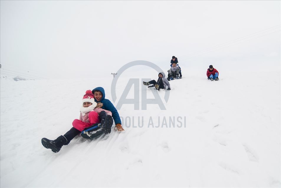 Los niños disfrutan de la nieve en Tunceli, Turquía