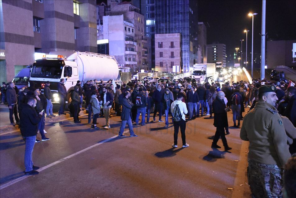 في تجدد للحراك اللبناني.. محتجون يغلقون طرقات بعدة محافظات
