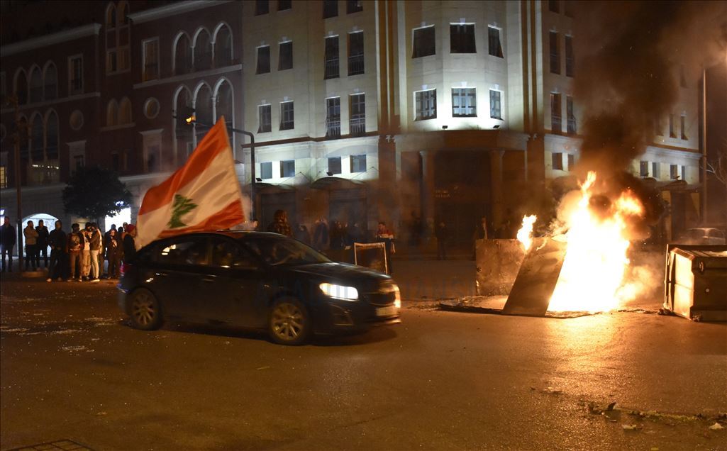 جرح شرطيين بينهم ضابط في أعمال شغب بمحيط مصرف لبنان المركزي