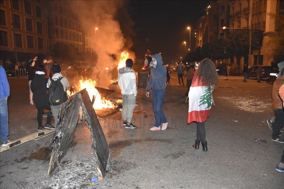 جرح شرطيين بينهم ضابط في أعمال شغب بمحيط مصرف لبنان المركزي