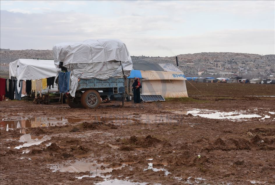 İdlibli sivillerin soğuk ve çamurla mücadelesi
