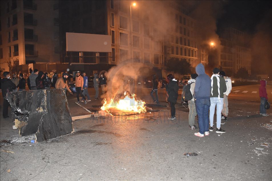 جرح شرطيين بينهم ضابط في أعمال شغب بمحيط مصرف لبنان المركزي