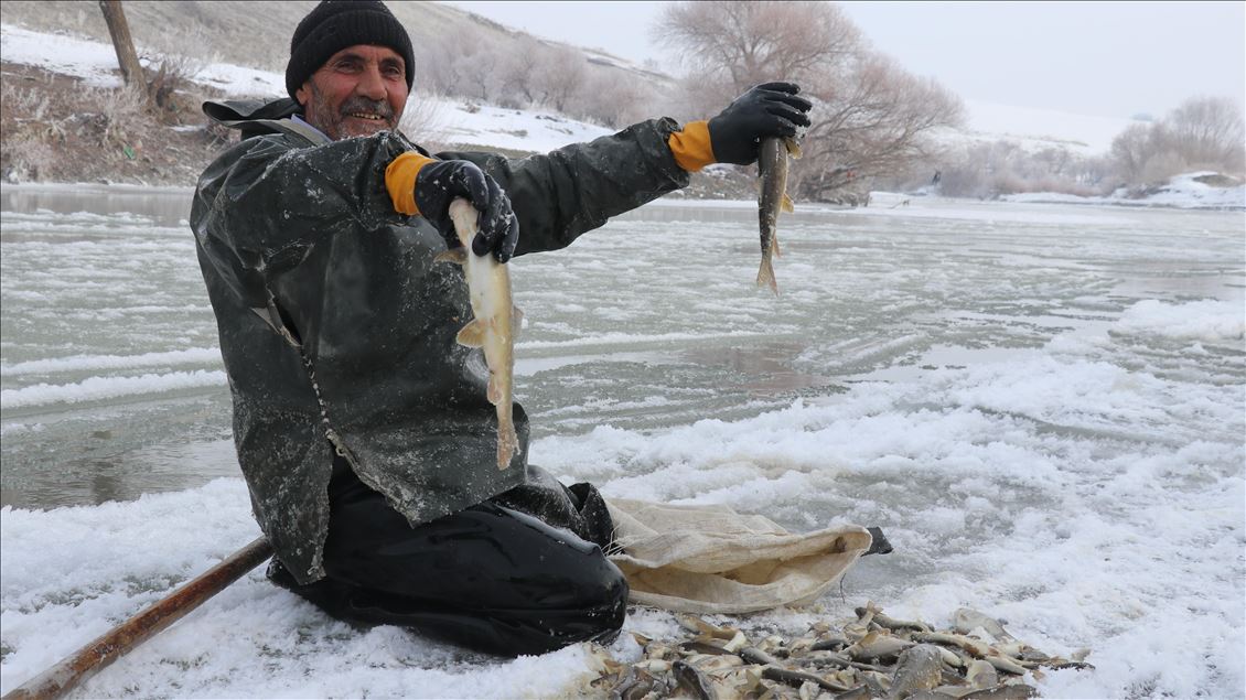 Murat Nehri'nin buz gibi suyunda ekmek mücadelesi
