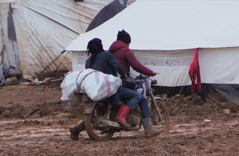 İdlibli sivillerin soğuk ve çamurla mücadelesi