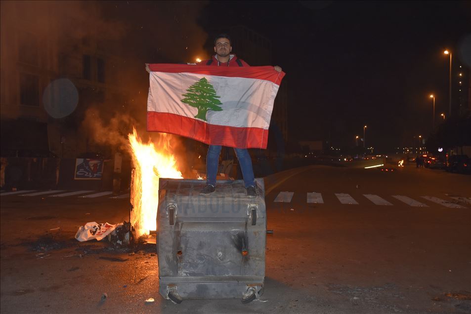 جرح شرطيين بينهم ضابط في أعمال شغب بمحيط مصرف لبنان المركزي