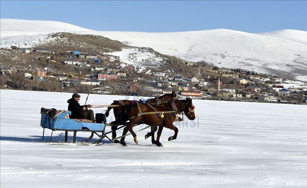 Çıldır Gölünde atlı kızak