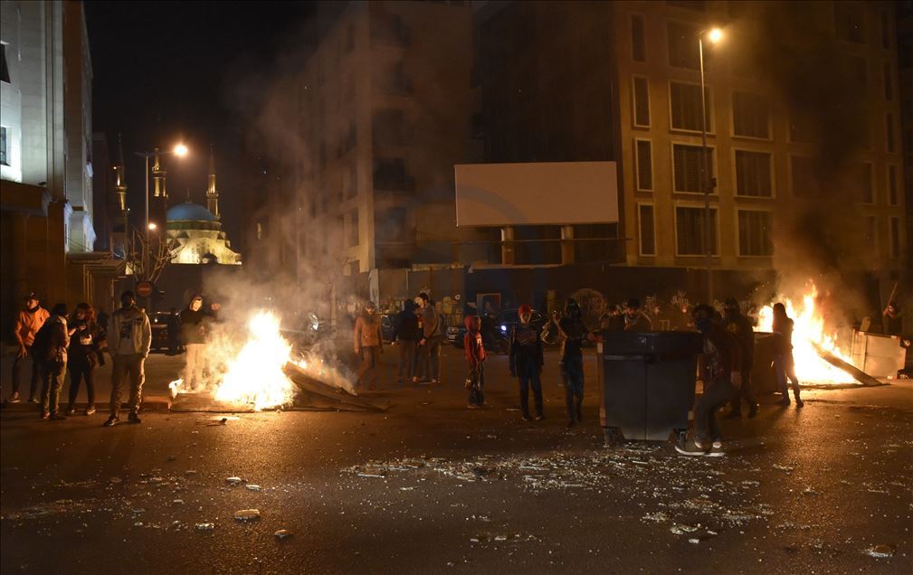 جرح شرطيين بينهم ضابط في أعمال شغب بمحيط مصرف لبنان المركزي