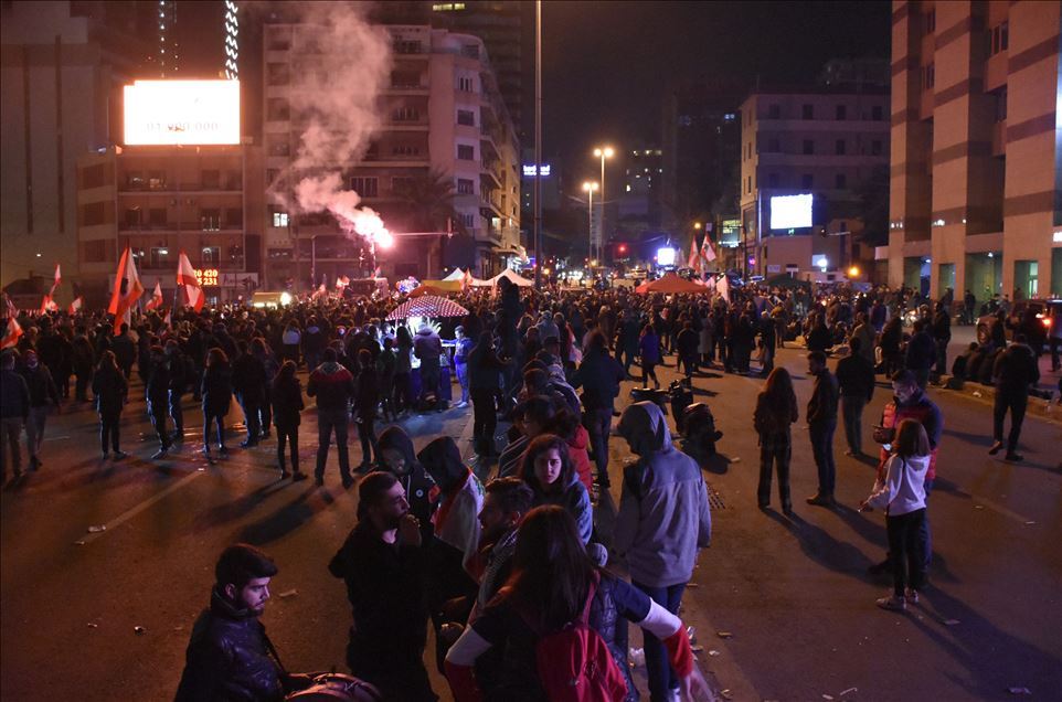 جرح شرطيين بينهم ضابط في أعمال شغب بمحيط مصرف لبنان المركزي
