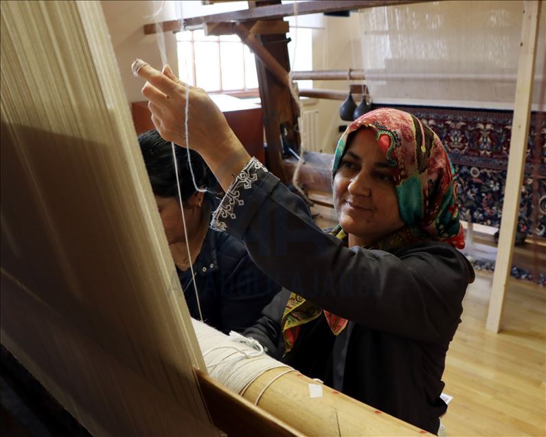 مصنع "هركة".. 129 عاما في نسج السجاد التركي
