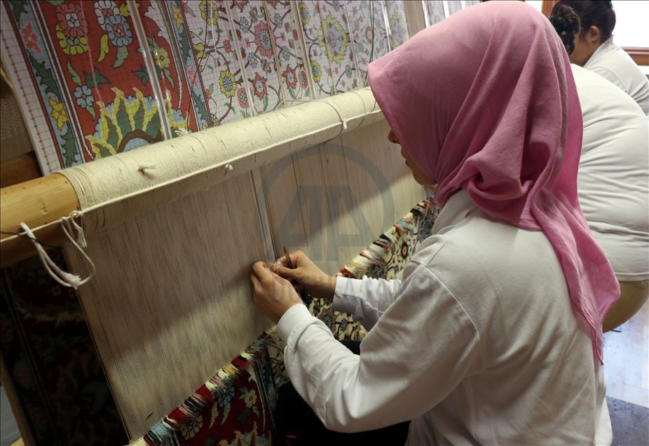 مصنع "هركة".. 129 عاما في نسج السجاد التركي
