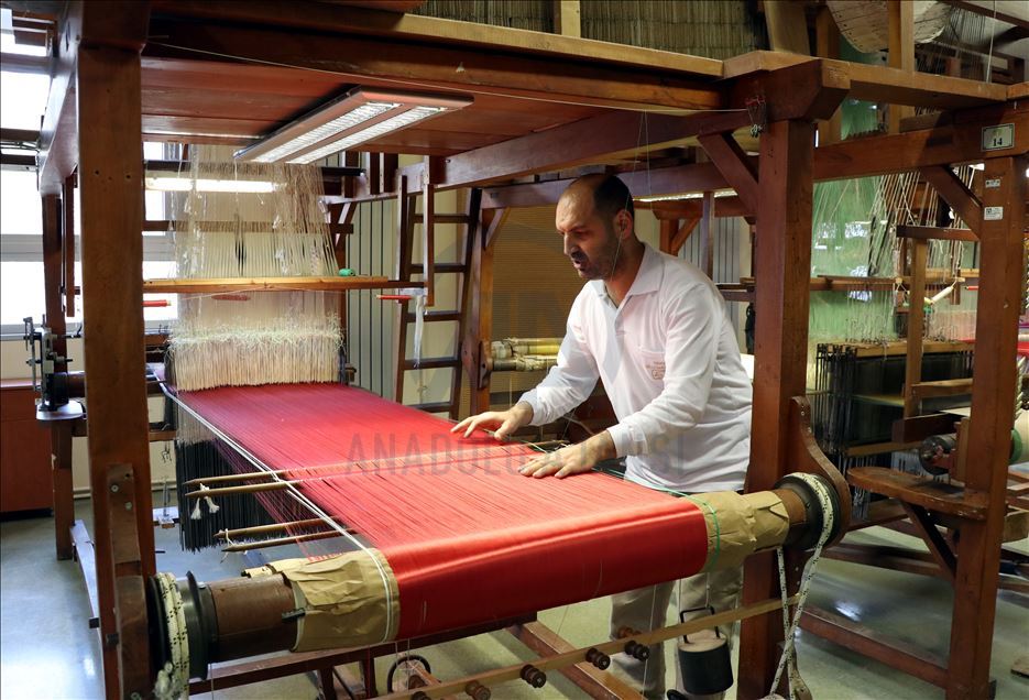 مصنع "هركة".. 129 عاما في نسج السجاد التركي
