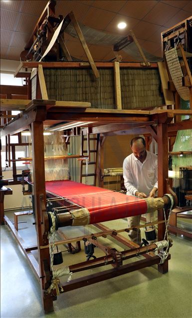 مصنع "هركة".. 129 عاما في نسج السجاد التركي
