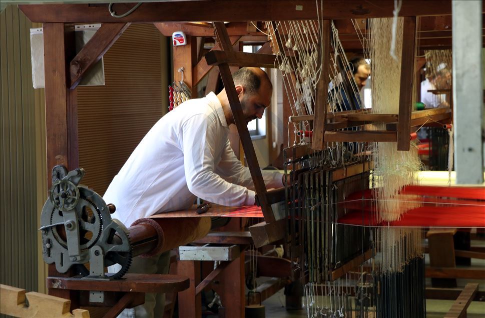 مصنع "هركة".. 129 عاما في نسج السجاد التركي
