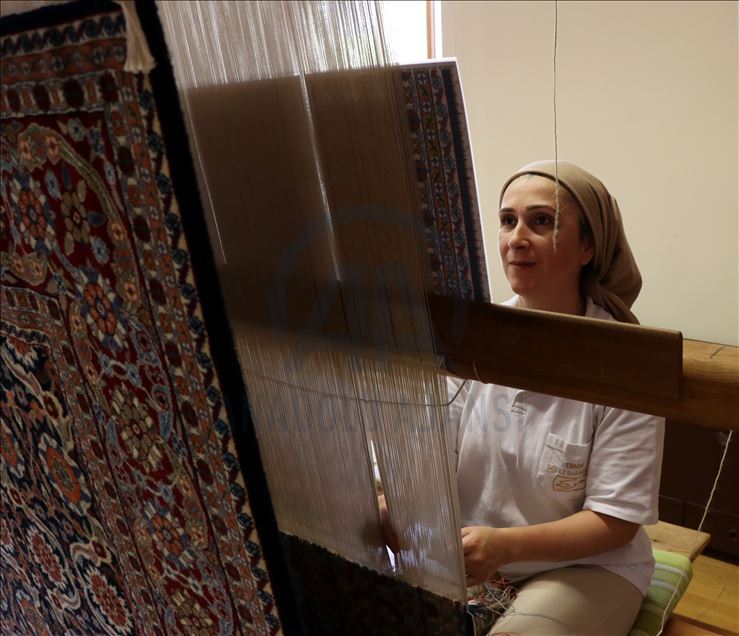 مصنع "هركة".. 129 عاما في نسج السجاد التركي
